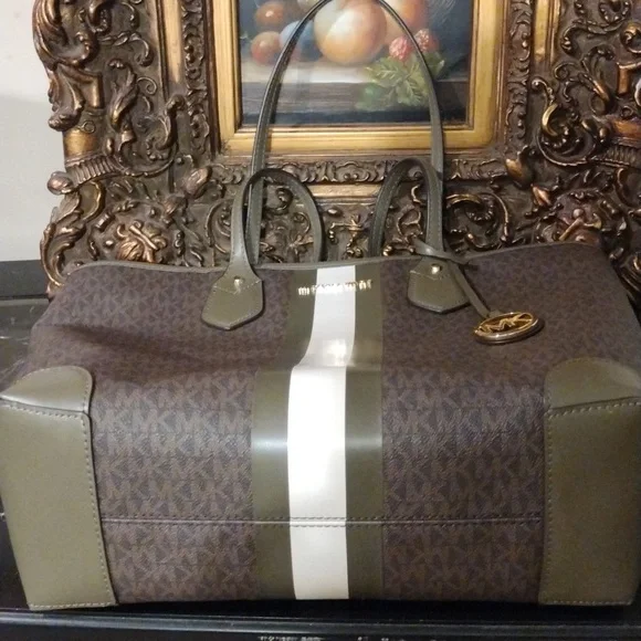 Michael Kors Large Eva Shoulder Tote Bag with wristlet Brown / Olive SOLD, SOLD, - Picture 13 of 16